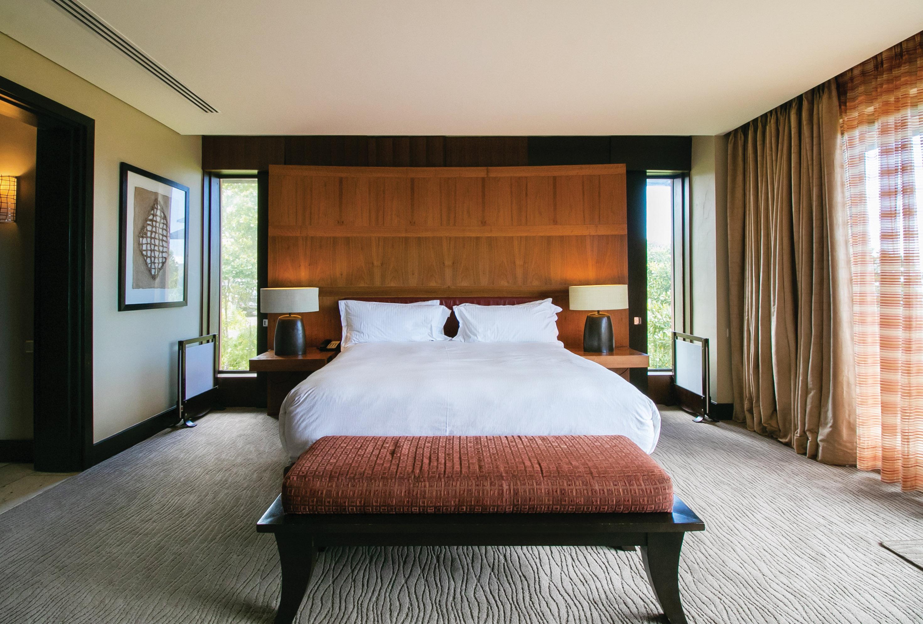 Pezula Nature Retreat Knysna Ngoại thất bức ảnh A bedroom at the Ritz-Carlton, Dubai