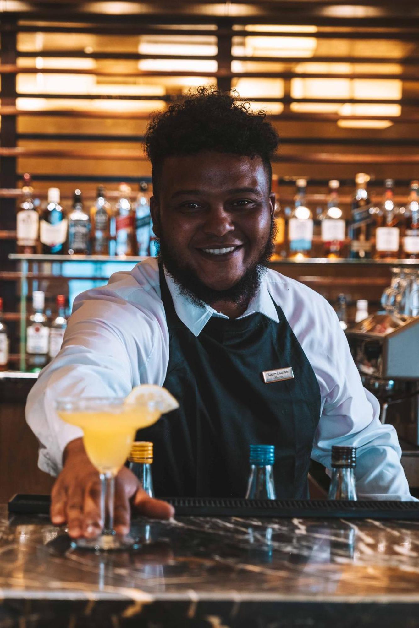 Pezula Nature Retreat Knysna Ngoại thất bức ảnh A bartender serving a cocktail
