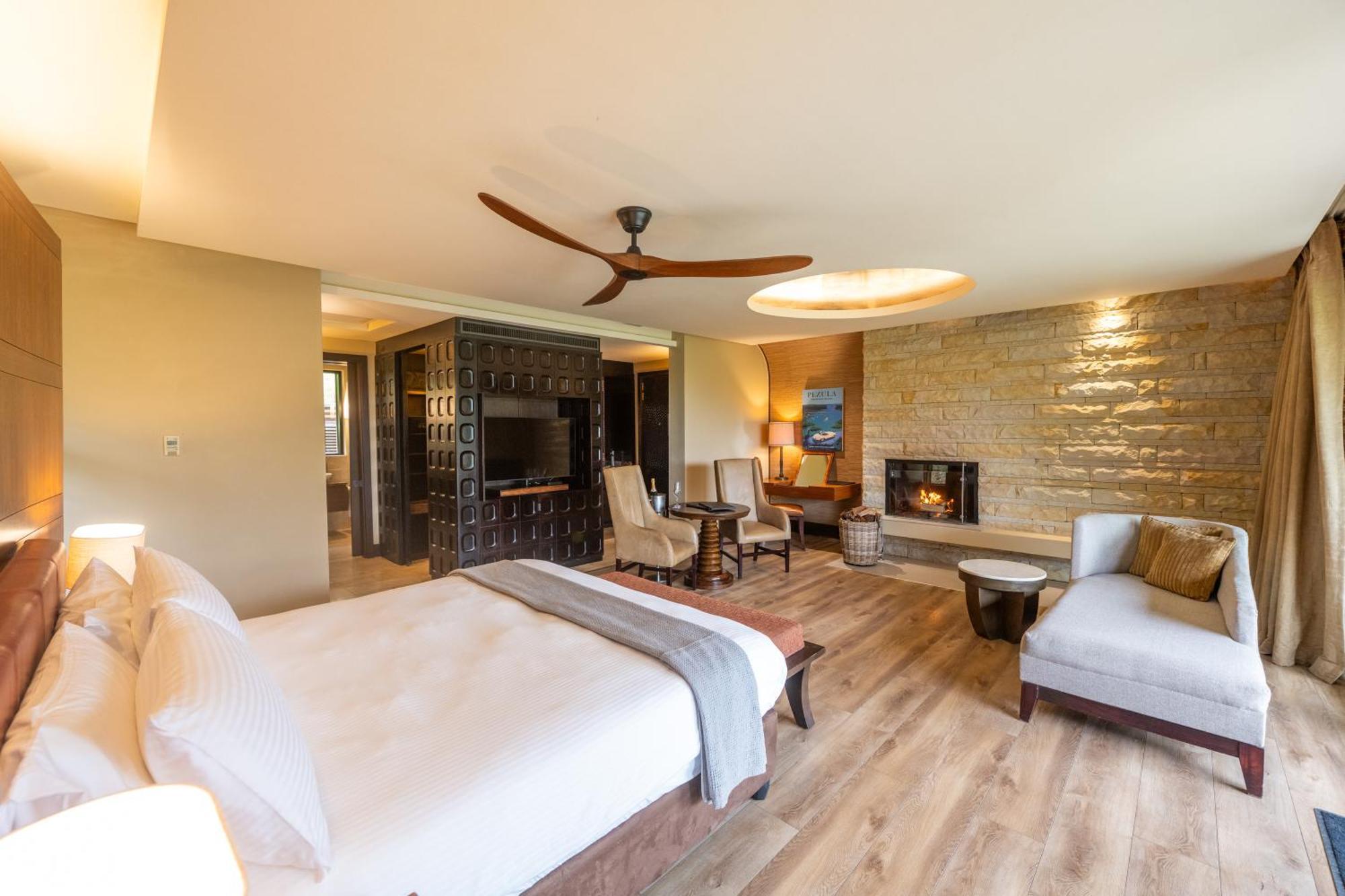 Pezula Nature Retreat Knysna Ngoại thất bức ảnh A guest room at the Lodge at Blue Sky