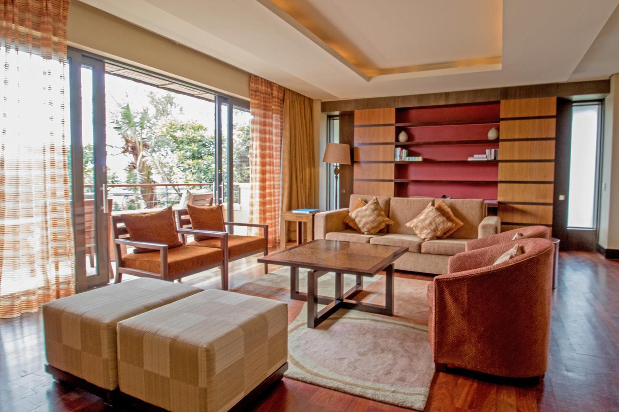 Pezula Nature Retreat Knysna Phòng bức ảnh A living room in a suite at the Four Seasons Hotel, Mumbai