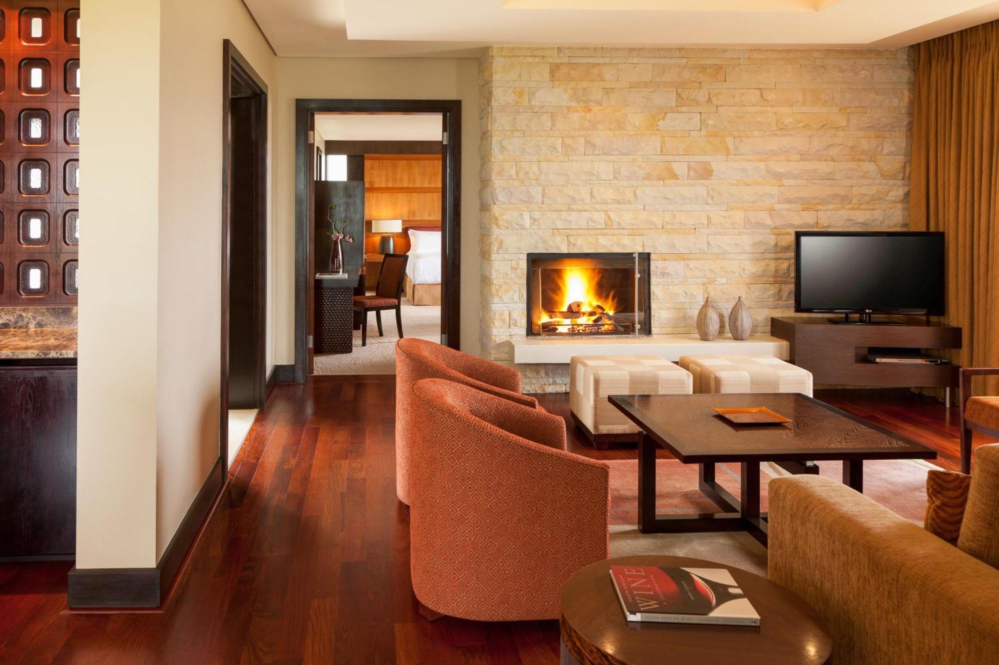 Pezula Nature Retreat Knysna Phòng bức ảnh A living room at the Four Seasons Hotel